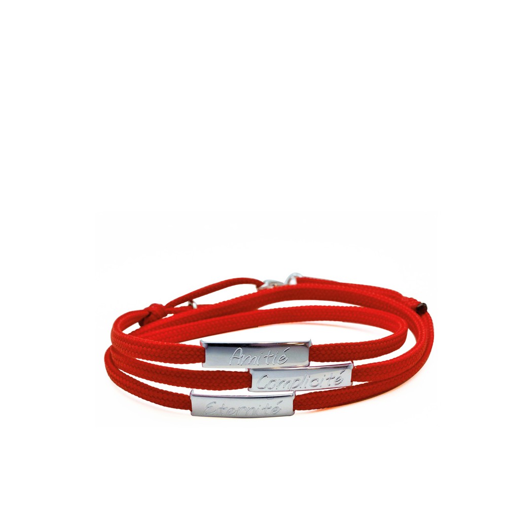 bracelet personnalisable sur cordon composé de trois petites plaques en argent à graver
