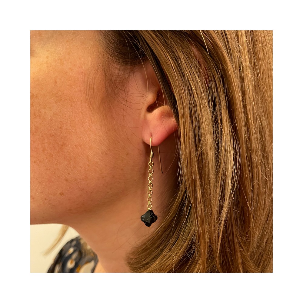 Boucles d'oreilles chaînette plaqué or avec pendentif trèfle facetté en onyx noir