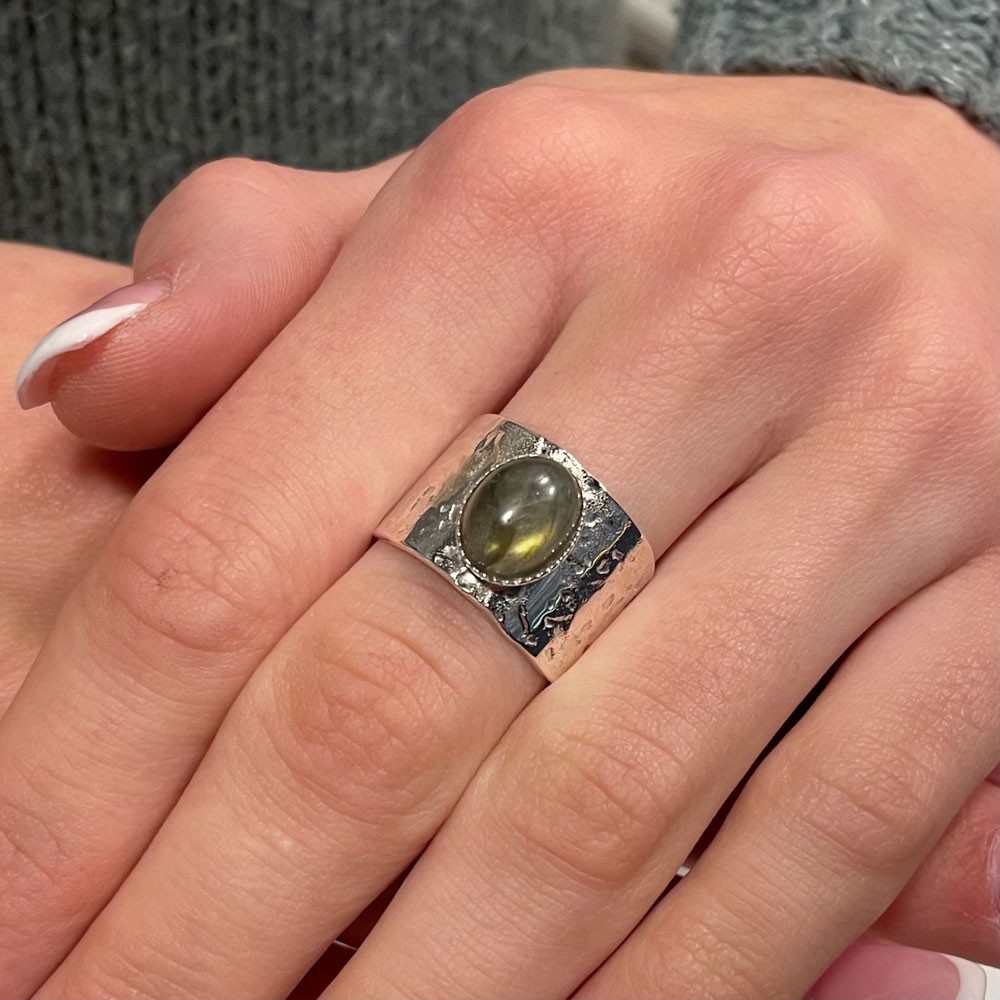 Bague large martelée en argent et pierre ovale en labradorite