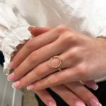 Bague en plaqué or formée d'un cercle épais sur le desus du doigt