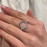 Bague en argent massif composée d'un cercle épais sur le dessus du doigt