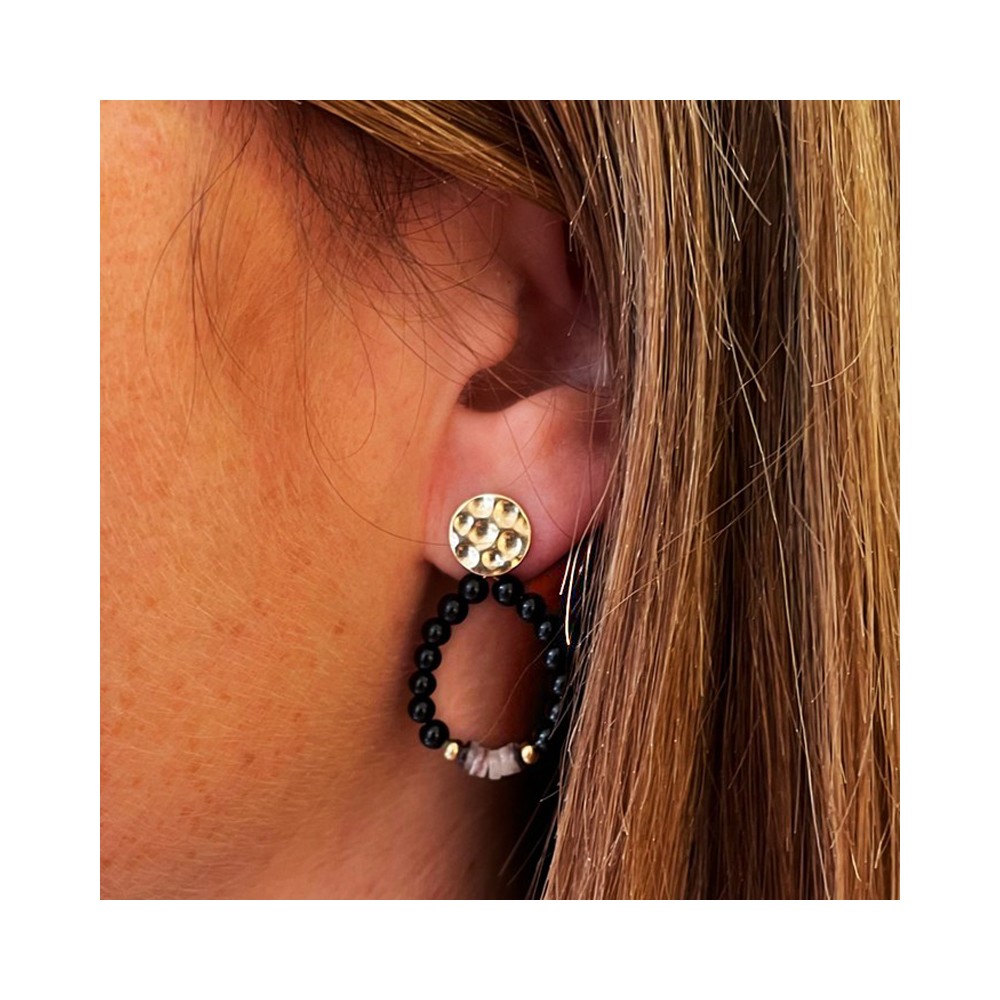 Boucles d'oreilles petites perles en agate noire sur parstille martelée en plaqué or