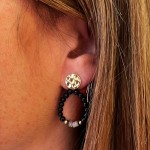 Boucles d'oreilles petites perles en agate noire sur parstille martelée en plaqué or